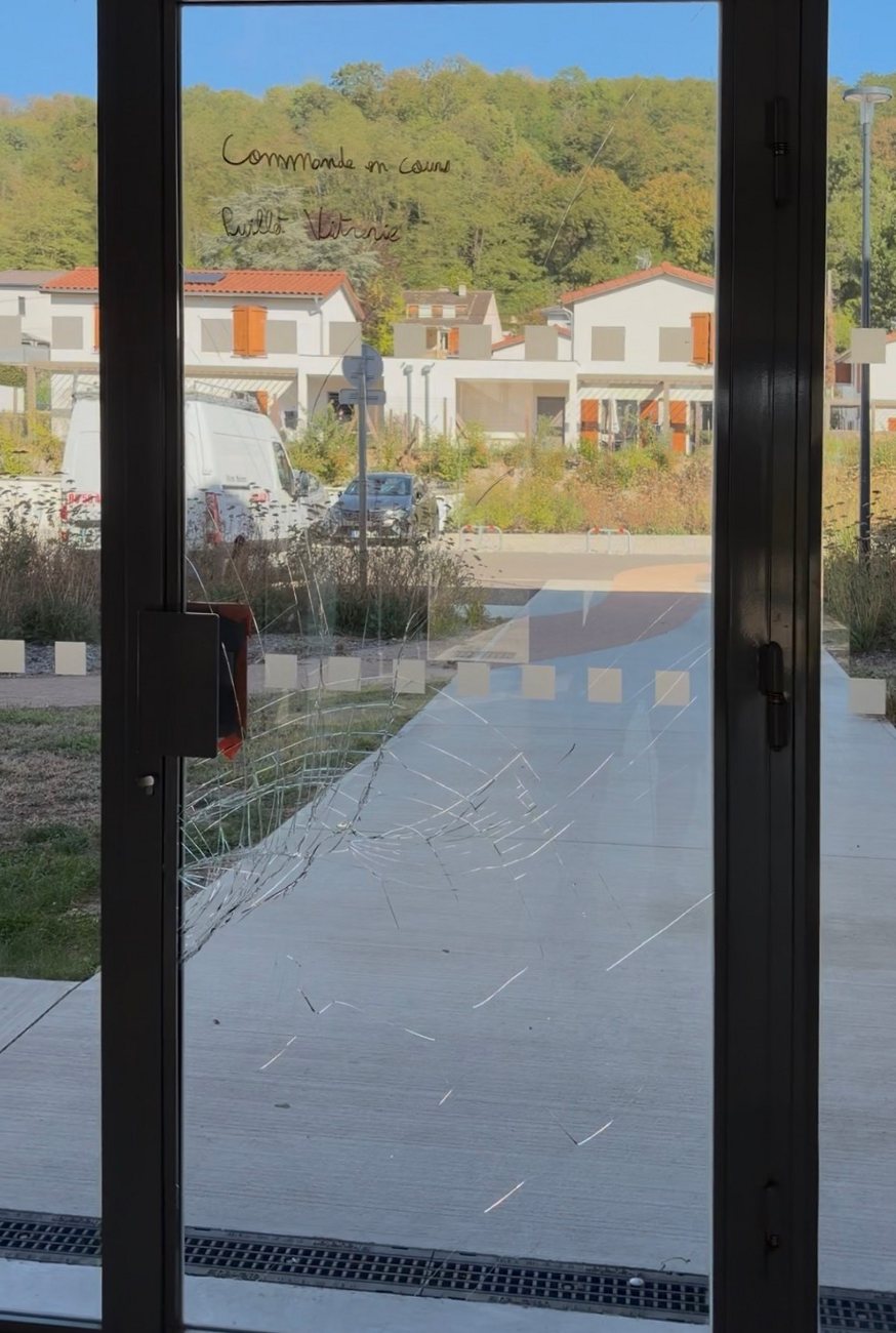 Avant : Montluel : vitrage de porte vitrée de hall remplacé