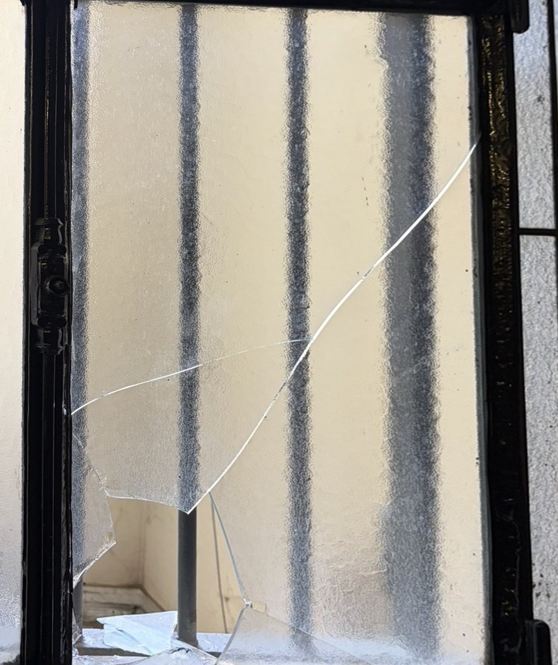 Simple vitrage imprimé cassé sur une fenêtre de cage d'escalier à Lyon