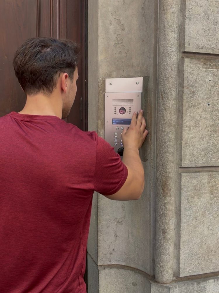 J'arrive sur place et je sonne chez un copropriétaire pour me faire ouvrir.
