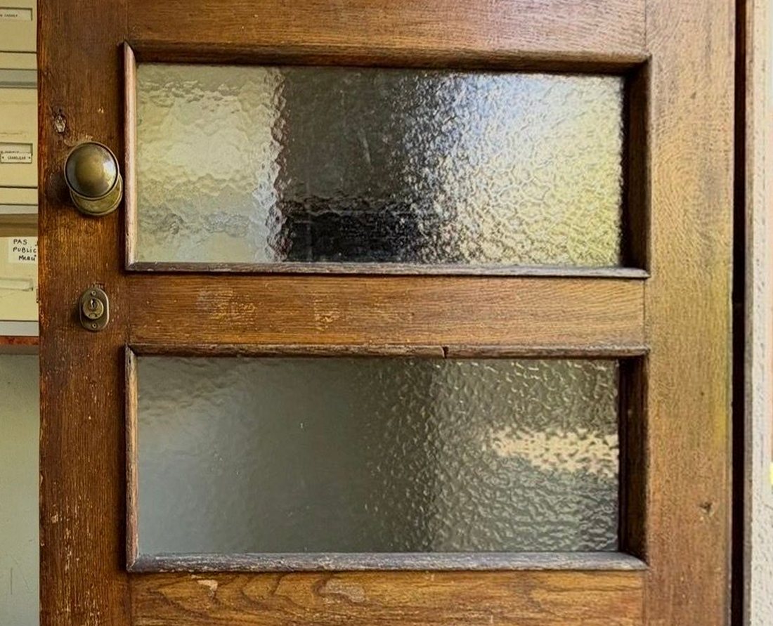 Après : Décines-Charpieu : vitrage martelé remplacé à l'identique sur une porte de copropriété en bois