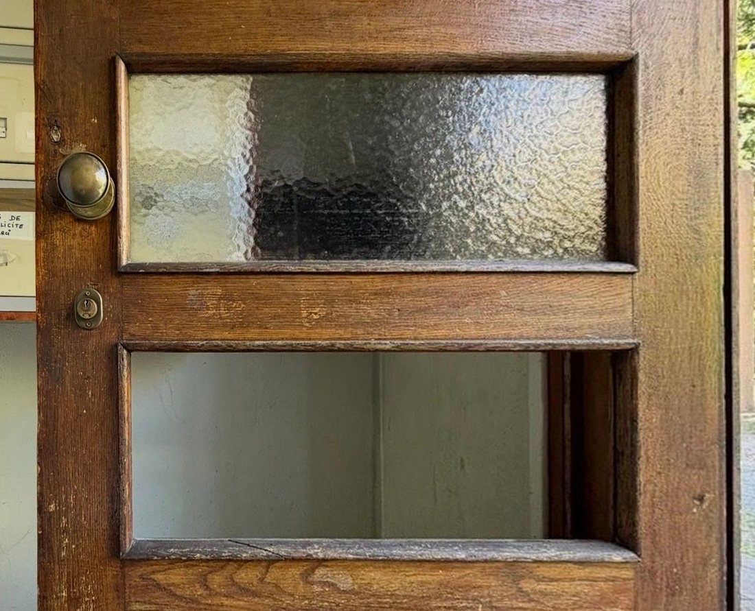 Avant : Décines-Charpieu : vitrage martelé remplacé à l'identique sur une porte de copropriété en bois